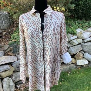 Lysse Med Patterned Blouse. Roll tab sleeves. No defects or stains